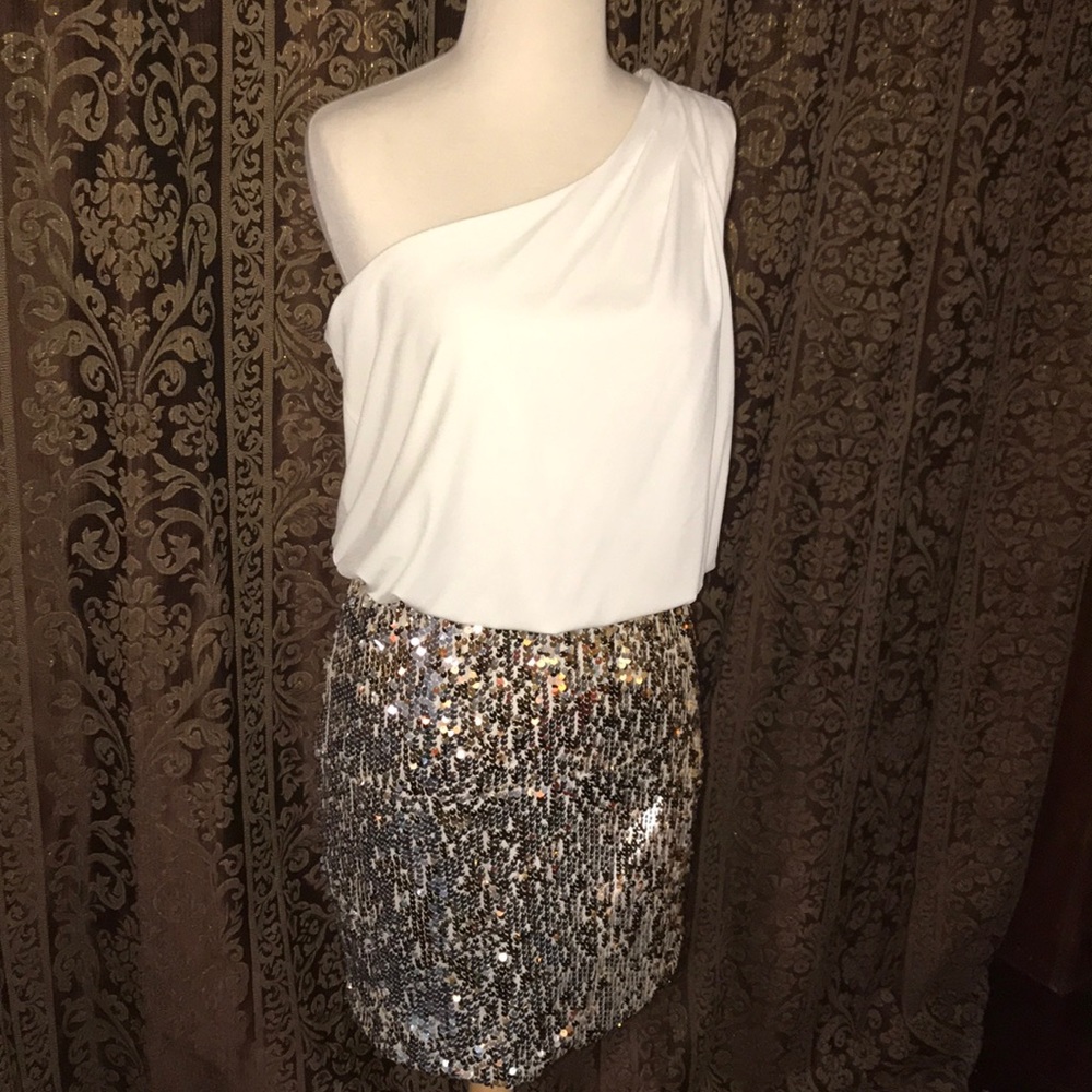 Head turning gold and white dress!!